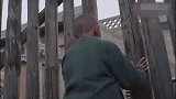 小孩回到家后听到牛羊都在叫，感觉不对劲，转头就跑