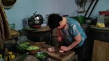 霞姐公婆来家做客，幽默老爸亲自做菜招待，两亲家相谈甚欢真融洽