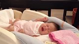 爸爸哄娃睡觉，刚离开2秒，小娃立马伤心大哭，爸爸回来瞬间好了