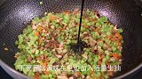 芹菜切成丁，真的很好吃，我家隔三岔五吃一次，味道真的很不错