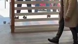 国外大叔叠裤子，平均一秒钟叠完两条