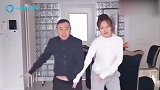 潘长江和女儿潘阳在客厅跳舞，63岁身体敏捷，活力满满似少年