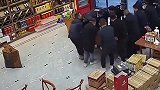 一张桌子几个汉子抬进屋，关键时候还得靠大妈啊！
