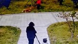 大型犬追赶路人导致摔倒，外婆紧紧护住孩子