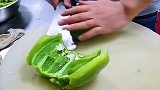 师傅切菜月入6000，老板让他切个青椒看看，师傅这手艺怎么样