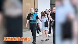 王思聪携四美女高调逛街，戴2000万名表可抵几套房