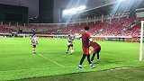 广州雨天球场湿滑 国足教练组特意安排针对性训练