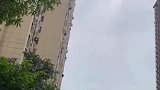 安徽芜湖：高空抛物从高楼往下扔洗衣机，群众吓得呐喊