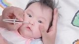 原来人类高质量宝宝，也要抠鼻屎，网友今天算是长见识了