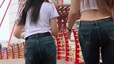 跳广场舞的小美女，穿搭朴素简洁！