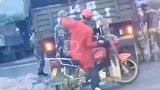 军车故障在路上，兵哥哥坐摩的跑去买东西