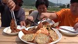 韩国大叔一家人狂吸黄瓜煎蛋冷面，一人一份不用抢了！