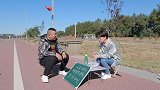 鸡蛋塞进酒瓶里，成功奖励5000元，没想来个高材生一秒做到，