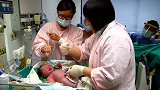 这个新生婴儿太乖了，连剪脐带都不哭，真是招人喜欢！