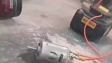 男子给运作的马达喷水，马达遇水不断冒烟