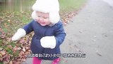 宝宝迈着小短腿追赶前面的爸爸，宝：坏爸爸，你等等我呀！