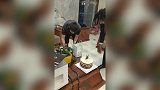 【PP体育在现场】球迷在酒店为小斯庆生 小霸王挺喜欢吃蛋糕？