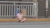 郑州一女子打坐霸占车位等男友 多辆车欲停均遭拒绝