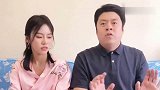 老爸和闺女学电视里的动作，老爸还好意思说闺女幼稚