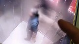 老太多次朝电梯按键吐痰抹口水 物业：告知其家属，电梯已消毒
