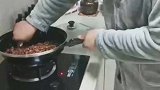 男子做拔丝花生，结果糖都粘锅了