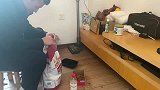 这只流浪狗太可怜了，被人打得奄奄一息，好心人救助遭嫌弃！