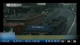 宁波男子为逃避马路监控 以身挡车牌防曝光