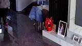 丈夫早晨突然尬舞，妻子秒懂加入一起舞蹈
