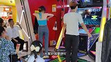 美女舞姿妩媚妖娆引大波观众围观，太会玩了，这得练多久啊？