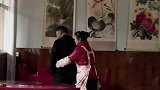 妈妈抱着爸爸蹦蹦跳跳，爸爸也一脸宠溺，她在闹他在笑