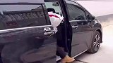 网友感觉这哥们已经不会走路了