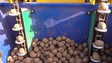土豆播种机是如何把土豆种入土里的？
