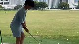 他说是第一次打高尔夫，你们觉得真的吗