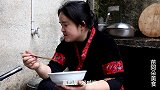 苗大姐炒野油菜，辣呛得嘴脸变形，人生已经达到了高潮