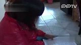 八旬老汉嫖娼被抓 悠闲吸烟