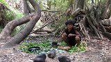 这小伙真是厉害，可能是实在没忍住美食的诱惑吧