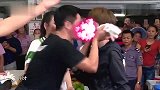 谢楠和吴京猜拳输了，吴京这安慰方式甜酣了，果然是别人家的老公