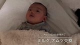 早上醒来妈妈和宝宝在床上交流，宝宝幸福的看着妈妈，画面温馨