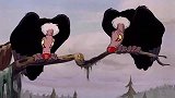 白雪公主在做糕点，一边做一边唱歌，小鸟们也来帮忙
