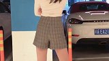 小姐姐在停车场跳舞，却不知这一切全被保安看在眼里