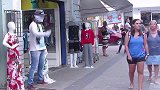 男子伪装成模特在服装店门口恶搞路人，路人非常的尴尬