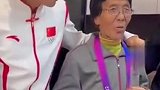 陈佳鹏的奶奶也戴上了金牌