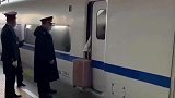 乘坐高铁遇到这个情况该怎么解决呢，好尴尬呀