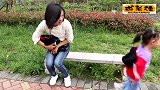 年轻妈妈带娃去公园玩，宝宝跑的太快，快把妈妈累坏了