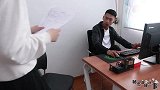 美女去面试，碰见一个爱吹牛的老板，吹这么大也不怕闪了舌头