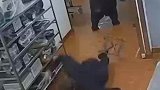 保安接到报告，说是厨房有怪声