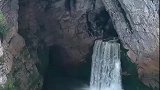 深山发现一山洞，洞中竟有一个瀑布，景色太美适合隐居