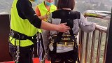 你这样跳蹦极，应该会吓坏很多人！
