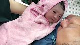 刚出生的宝宝第一次见妈妈，却感觉认识一样，表情太可爱了