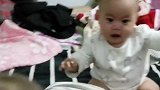 小宝宝简直太会玩了，听着音乐突然做了这样一个动作，真是太逗了